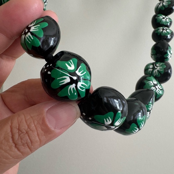 Green Hibiscus Kukui Nut Lei Necklace NWOT - Picture 3 of 6